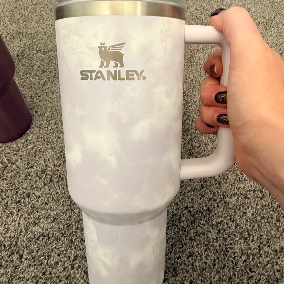 2 Stanley Insulated Mugs - chrome purple and Light tie dye purple and white - Picture 6 of 9